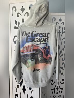 Jeep The Great Escape Graphic Hoodie Mens M Grey Red Car Offroad Sweatshirt